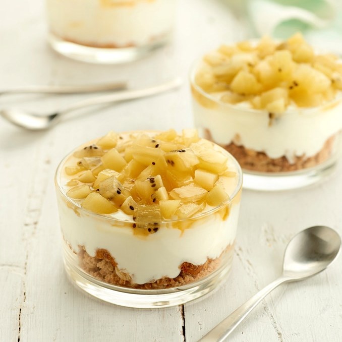 Glass med kjeks, yoghurt og gul kiwi