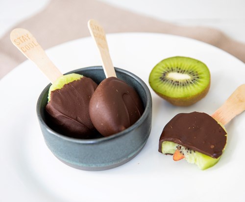 Kiwi-is med mørk sjokolade