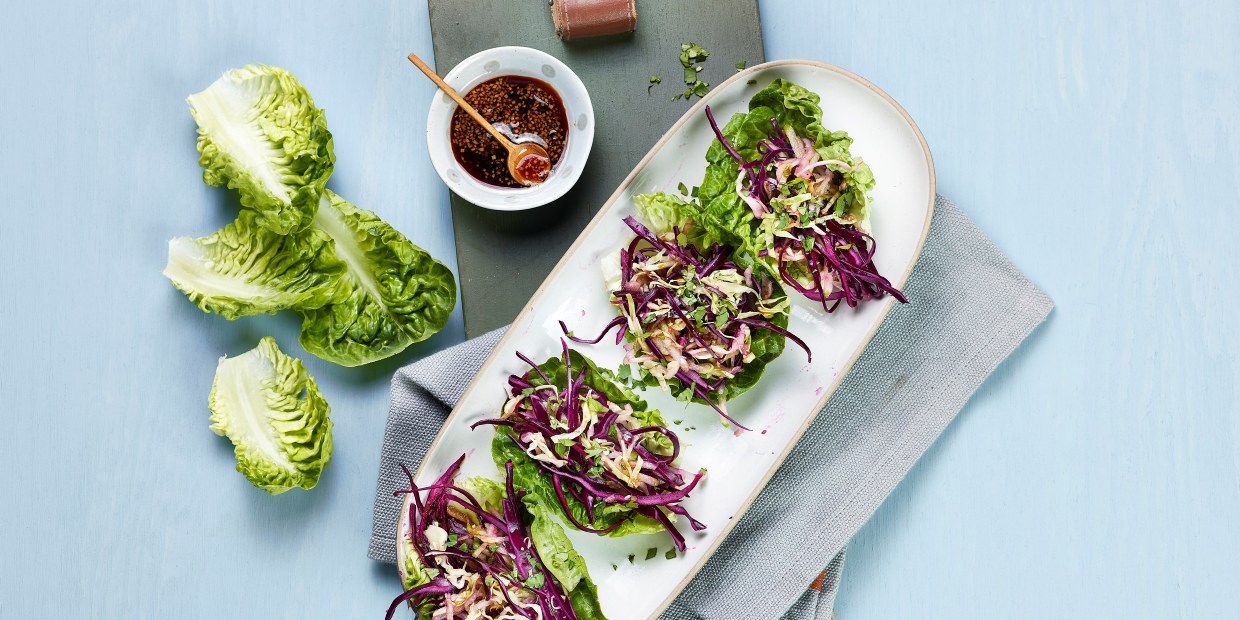 Asiatisk kålsalat servert i hjertesalat