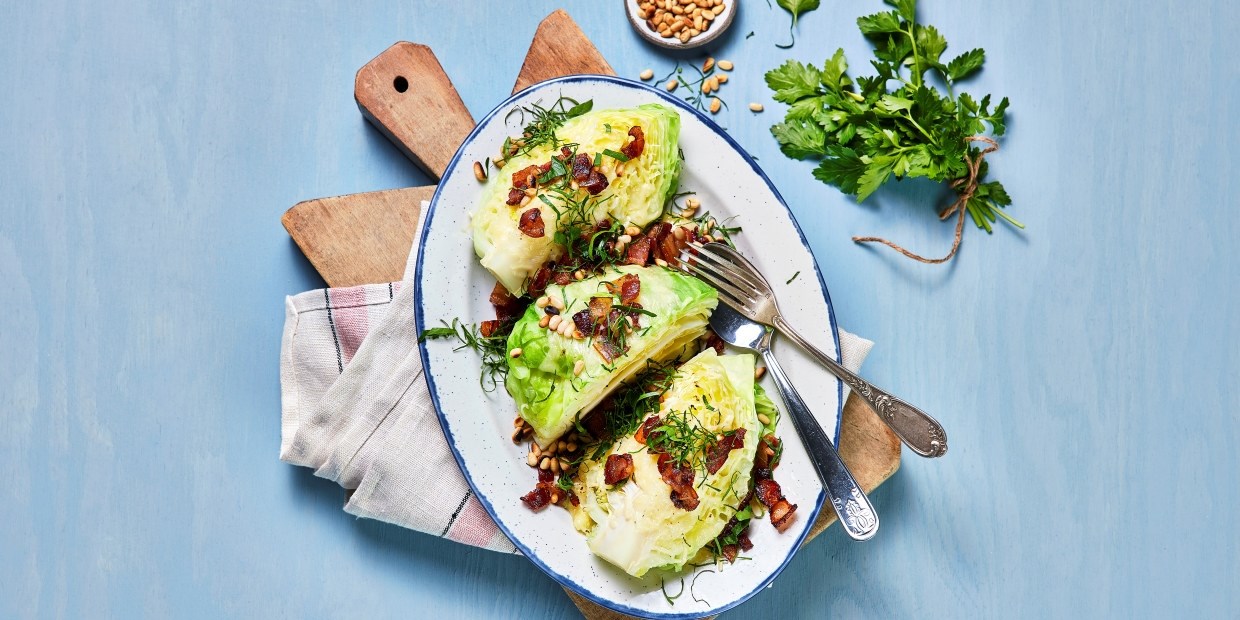 Gratinert nykål med ost og pinjekjerner