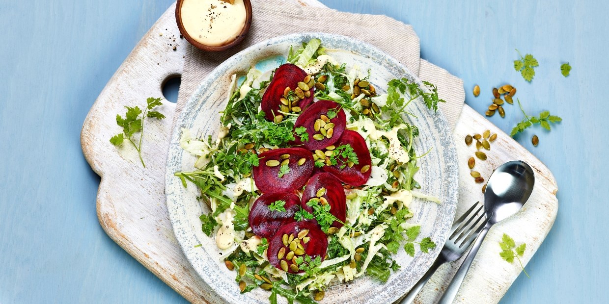 Kremet salat med beter, grønnkål og eple