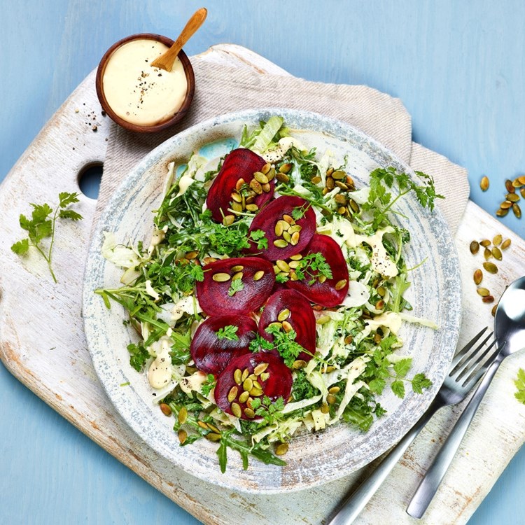 Kremet salat med beter, grønnkål og eple