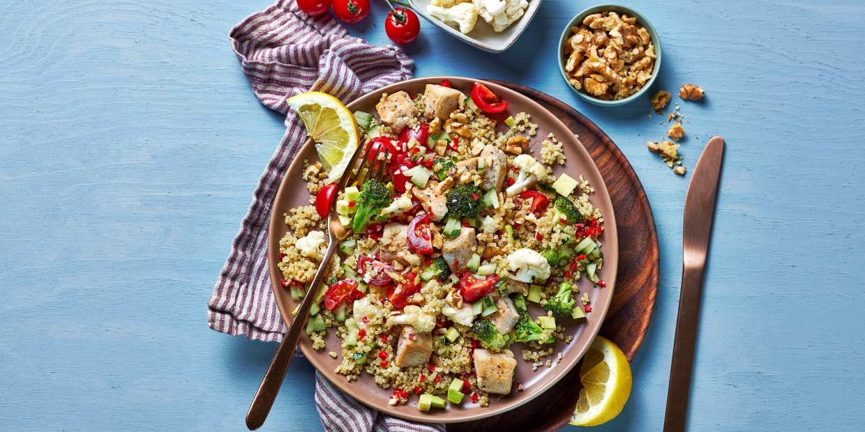 Quinoasalat med saftig kylling, avokado og agurk