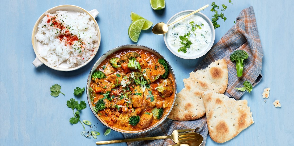 Rød curry med kylling og raita 