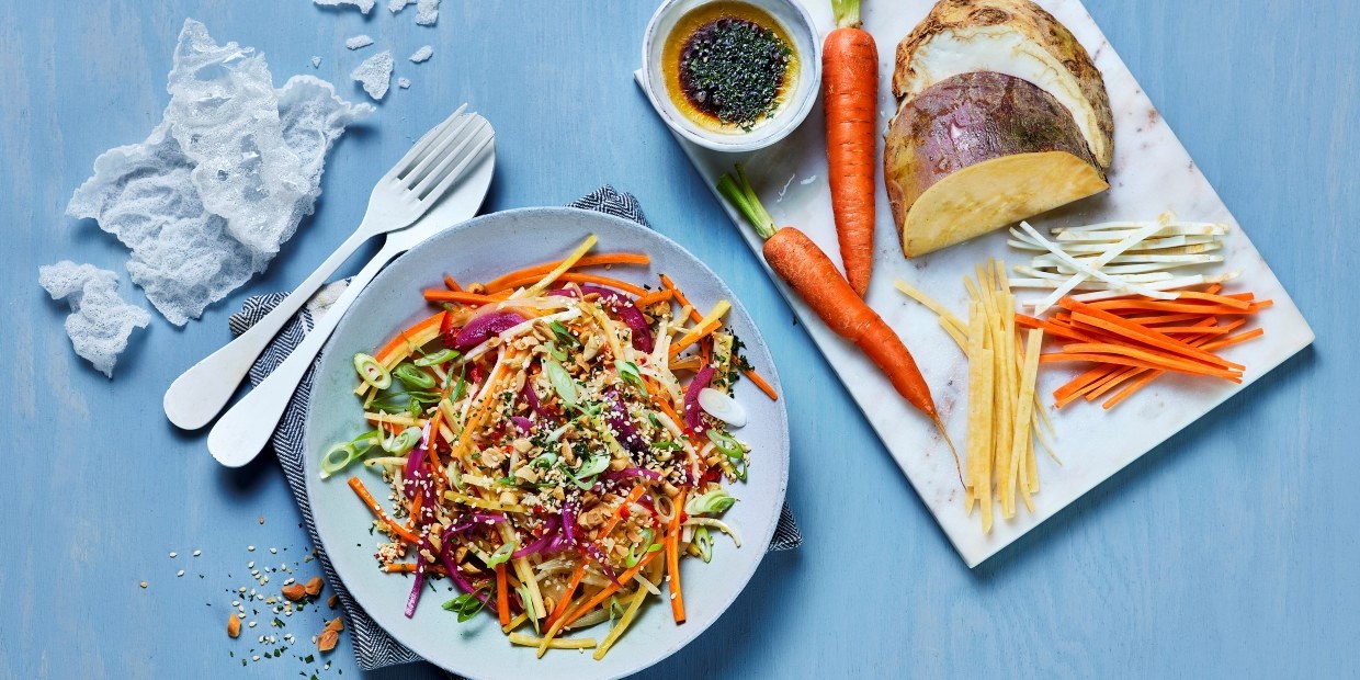 Rotgrønnsakssalat med syltet rødløk, soyadressing og sprø riscrunch