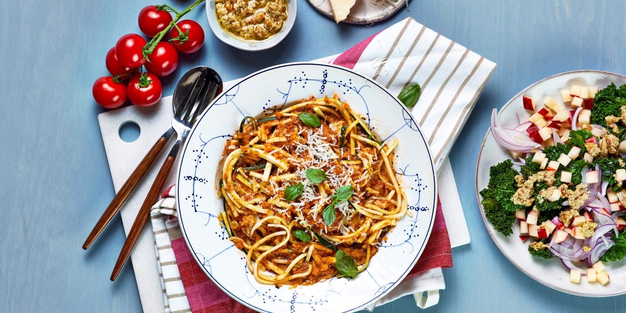 Squashspagetti med tomatsaus og basilikum