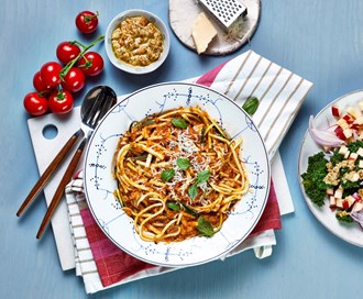 Squashspagetti med tomatsaus og basilikum