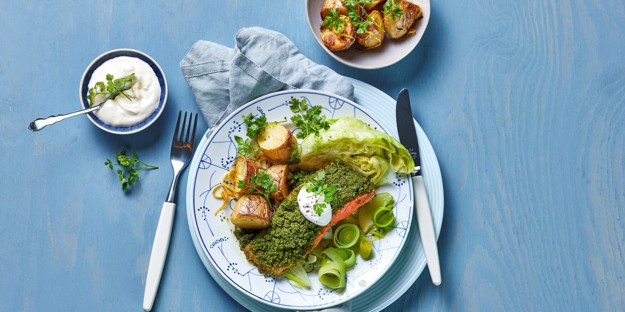 Urtecrustet laks med nykål, løk, purre og nypoteter