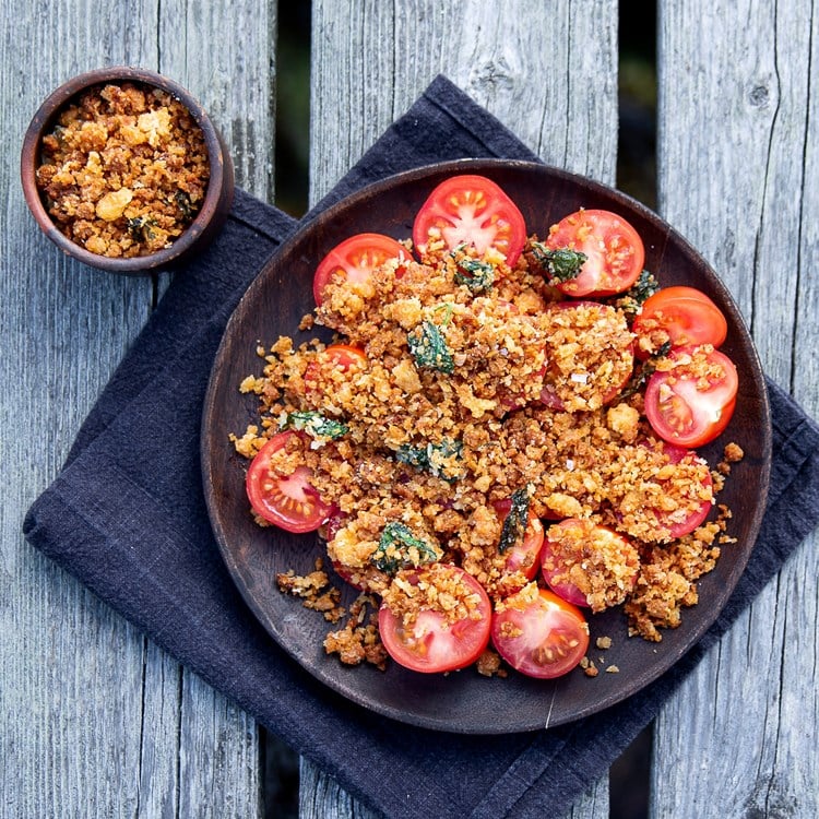 Friske tomater med parmesancrunch