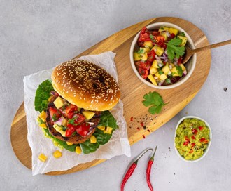 BBQ-burger med stekt mais og guacamole