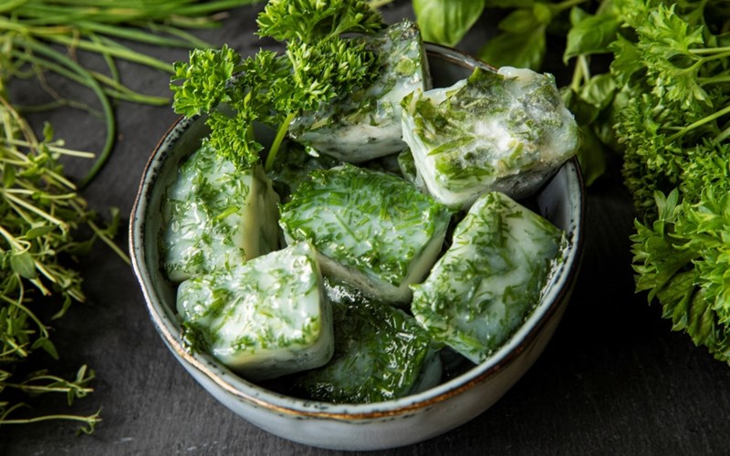 Slik fryser du urter