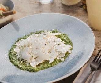 Frisk høvlet blomkålsalat