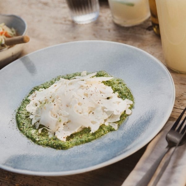 Frisk høvlet blomkålsalat