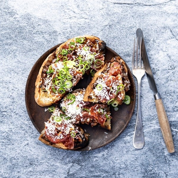 Soyakaramellisert løktoast