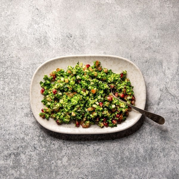 Brokkoli-couscous med urter og granateplekjerner
