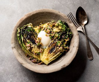 Grillet hjertesalat med fransk dressing og posjerte egg
