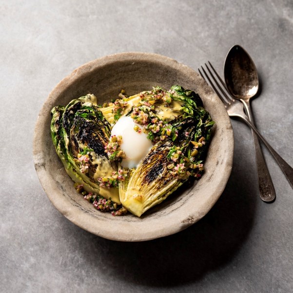 Grillet hjertesalat med fransk dressing og posjerte egg