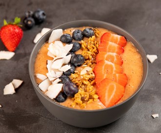 Smoothie bowl med mango, jordbær og banan