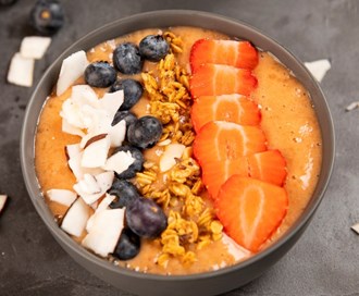 Smoothie bowl med mango, jordbær og banan