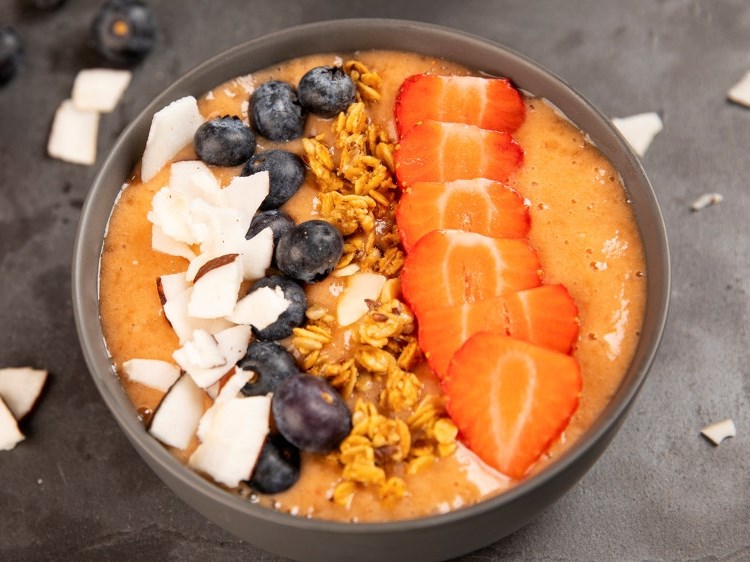 Smoothie bowl med mango, jordbær og banan