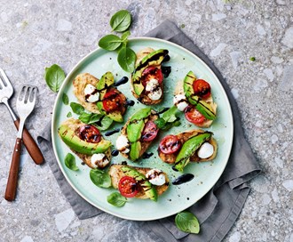 Crostini med grillet avokado "caprese"