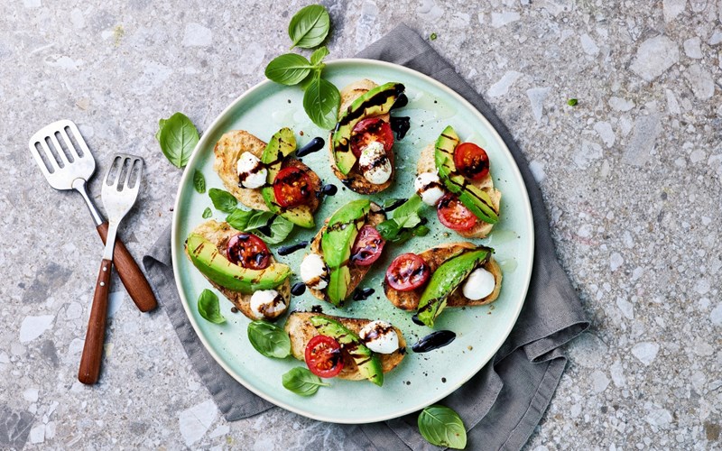 Crostini med grillet avokado "caprese"
