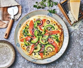 Hvit pizza med avokado, røkt laks og rødløk