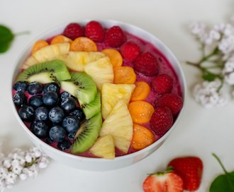 Regnbue-smoothie bowl