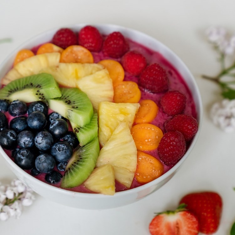 Regnbue-smoothie bowl