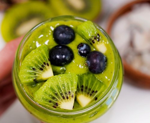 Grønn smoothie med kiwi og spinat