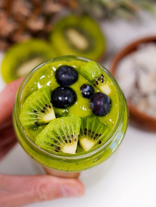 Grønn smoothie med kiwi og spinat