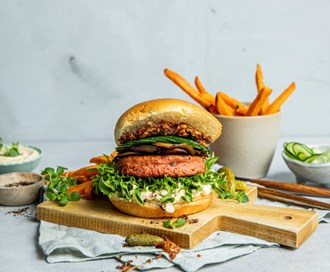 Erter- og quinoaburger med karamellisert løk og bernaise