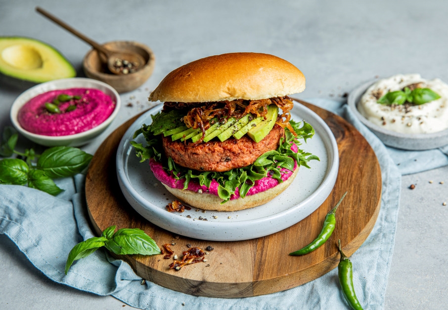 VegMe Erter- og quinoaburger med rødbetehummus.