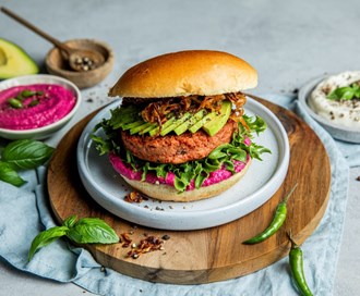 Erter- og quinoaburger med rødbetehummus