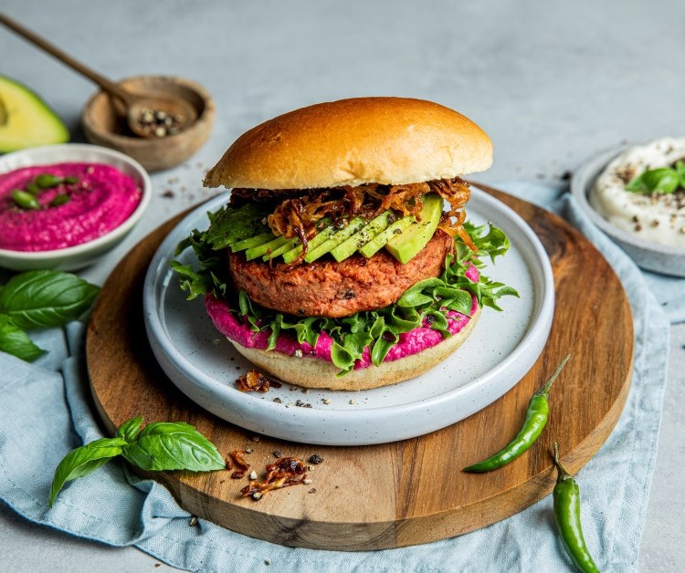 Erter- og quinoaburger med rødbetehummus