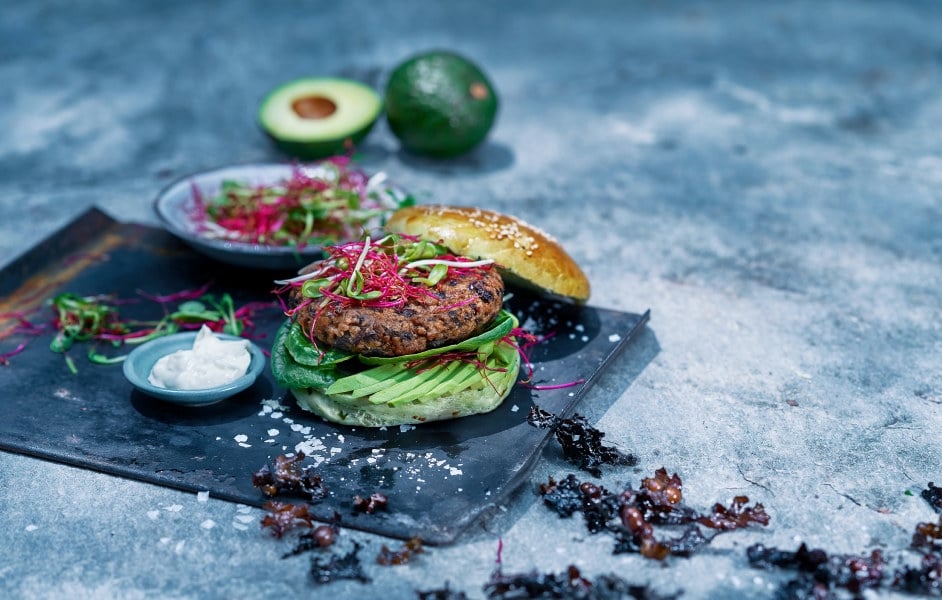 Black Bean-burger med syltet rødløk