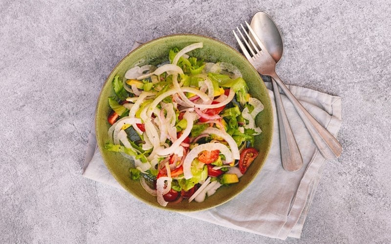 Enkel salat med avokado, tomat og knasende sprø salatløk.