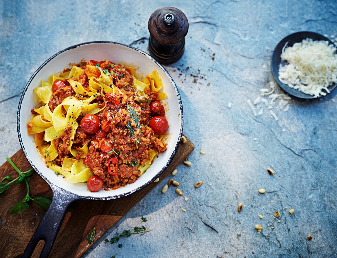 Bytt gjerne ut hvit pasta med fullkornspasta og kjøttdeig med vegodeig.