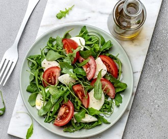 Kjapp mozzarella-salat med ruccola og tomat
