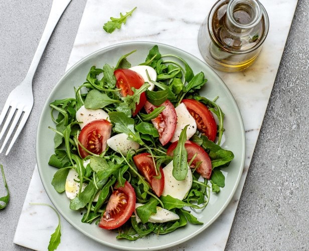 Kjapp mozzarella-salat med ruccola og tomat