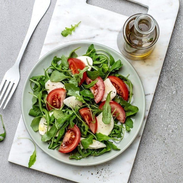 Kjapp mozzarella-salat med ruccola og tomat