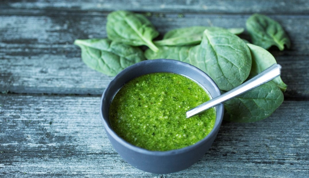 Slik lager du pesto