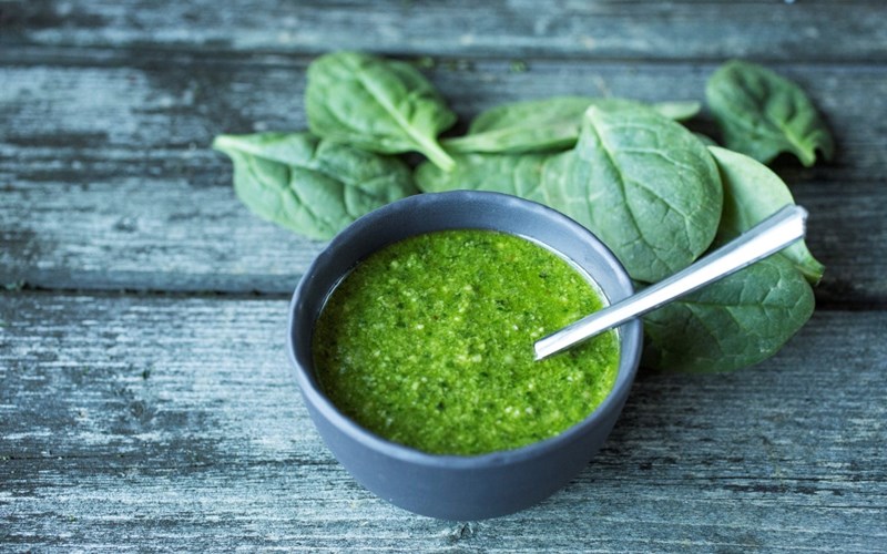 Slik lager du pesto