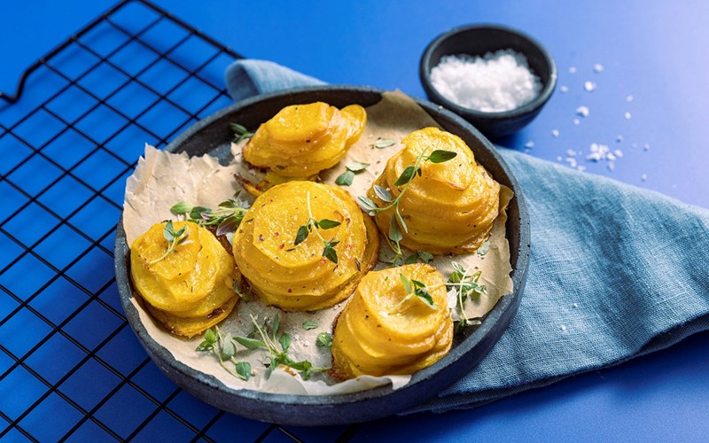 Bruk den franske potetformen til å lage noen enkle potetstacks. Supert som tilbehør til middagen!