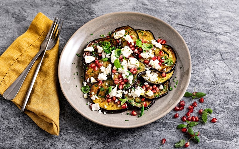 Feta og granateple passer utmerket til saftig aubergine.