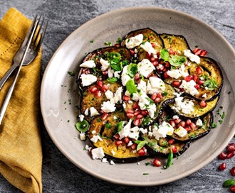 Stekt aubergine med granateple og fetaost