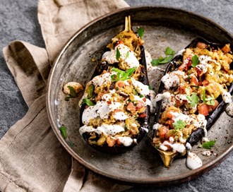 Fylt aubergine med yoghurtdressing