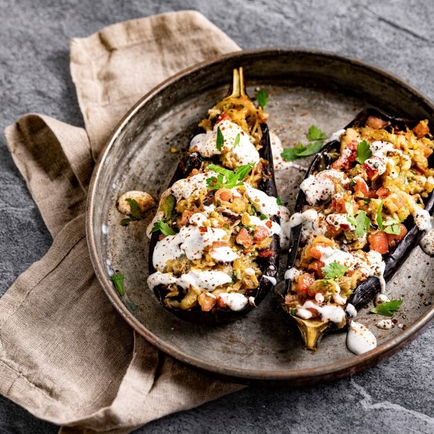 Fylt aubergine med yoghurtdressing