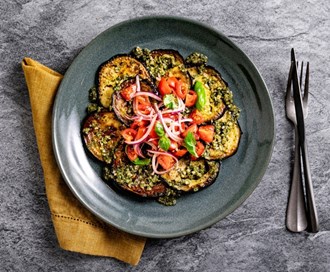 Stekte aubergineskiver med salsa verde og tomatsalat
