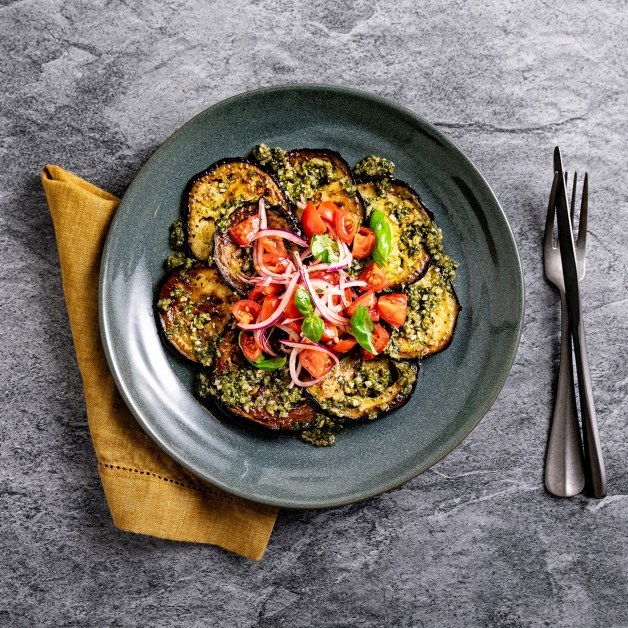 Stekte aubergineskiver med salsa verde og tomatsalat